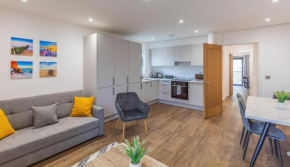 Central 2 Bed 2 Bath Penthouse near Beach, Hospital - Long Stay Rates Available